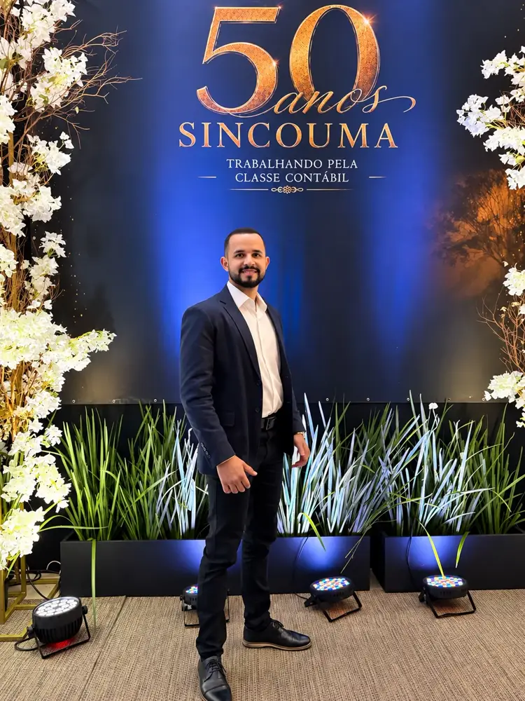 O contador Vitor Rodrigues Dias, de terno, na festa dos 50 anos do SINCOUMA, o sindicato dos contadores da região de Umuarama.